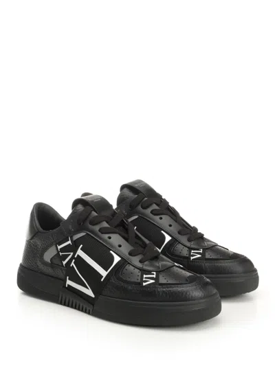 Valentino Panelled Logo-detail Sneakers In Black
