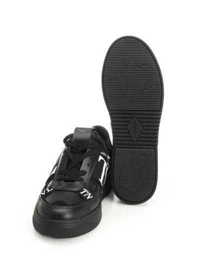 Valentino Panelled Logo-detail Sneakers In Black