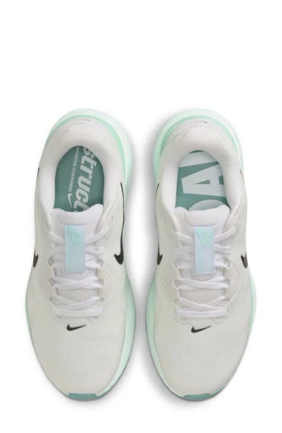 Nike Structure 26 Se Running Shoe In White