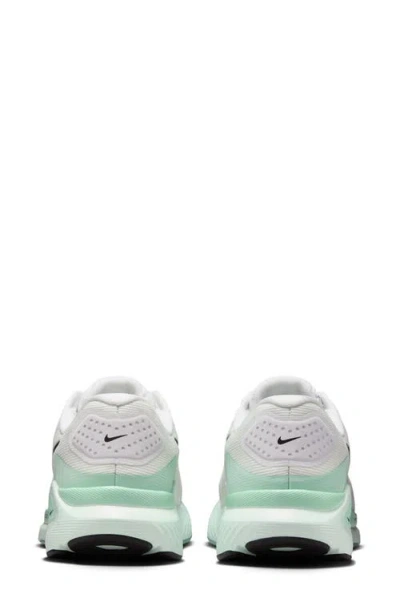 Nike Structure 26 Se Running Shoe In White