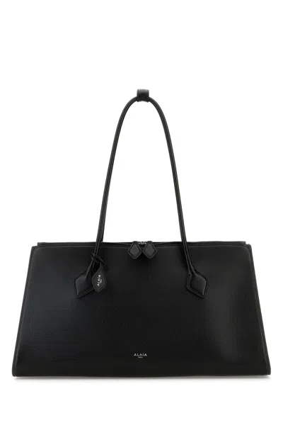 Alaïa Le Teckel Shoulder Bag In Grained Leather In Noir