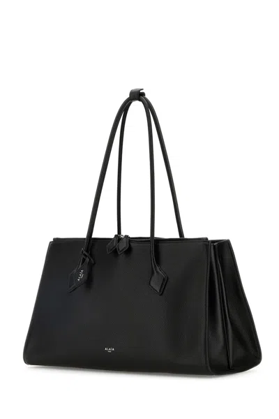 Alaïa Le Teckel Shoulder Bag In Grained Leather In Noir