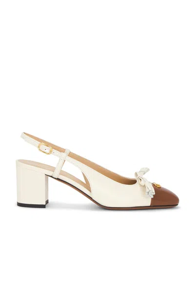 Valentino Slingback Valet Du Roi Pumps In Butter/tobacco In Nude
