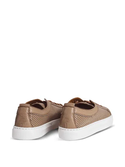 穿孔皮质运动鞋