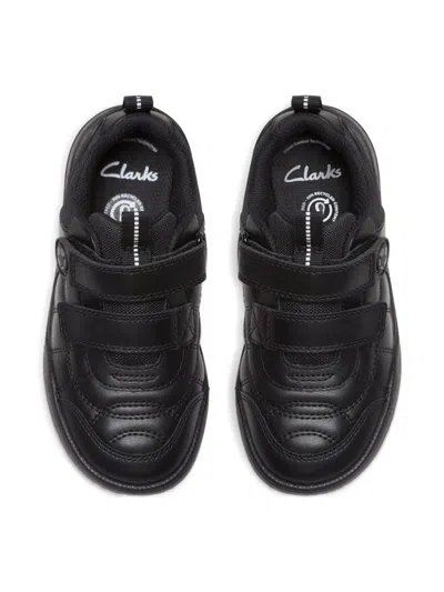 双带皮质运动鞋