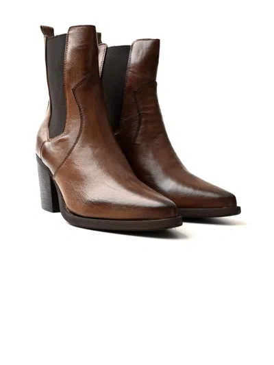 Zoe Boots Brandy In Brown