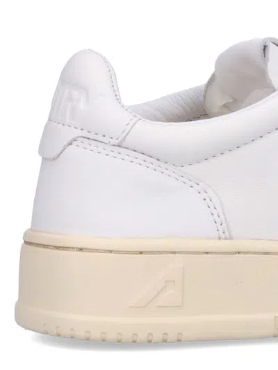 Autry Low Medalist Sneakers In White Leather E Powder E Suede Beige