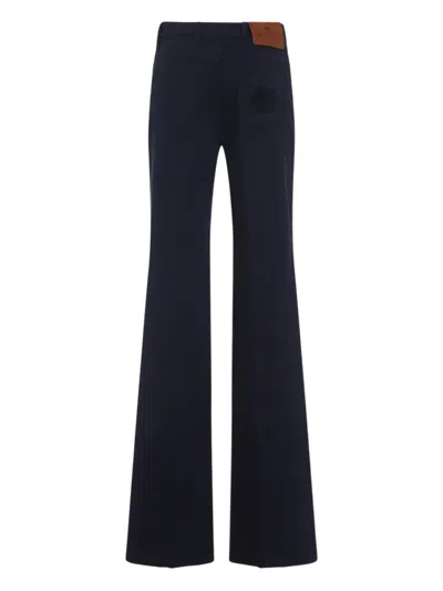 刺绣喇叭牛仔裤