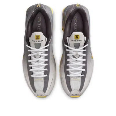 Nike Shox R4 Se Sneakers Vast In Gray