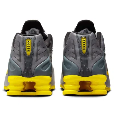 Nike Shox R4 Se Sneakers Vast In Gray