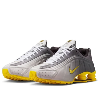 Nike Shox R4 Se Sneakers Vast In Gray