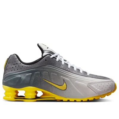 Nike Shox R4 Se Sneakers Vast In Gray