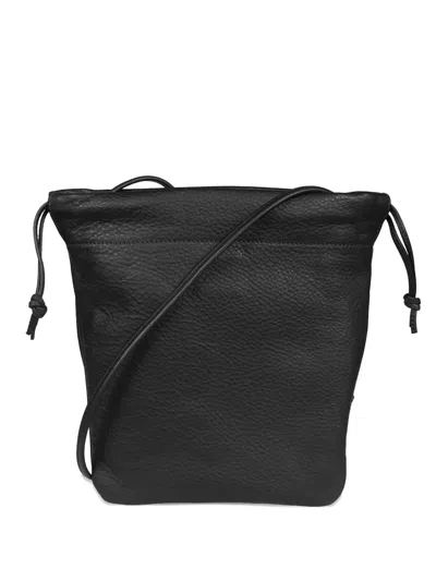 抽绳皮质斜挎包