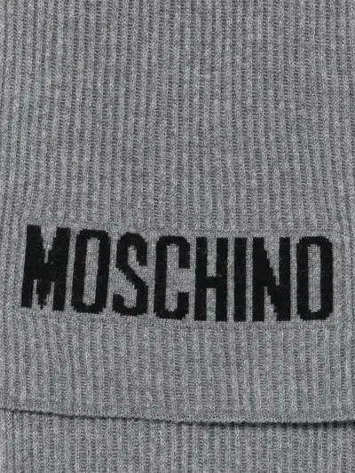 Moschino Ribbed Logo Scarf In Gray