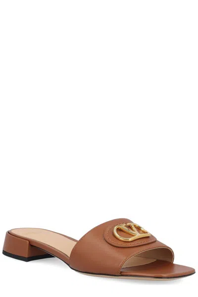 Valentino Garavani Valentino Vlogo Signature Leather Sandal In Neutral