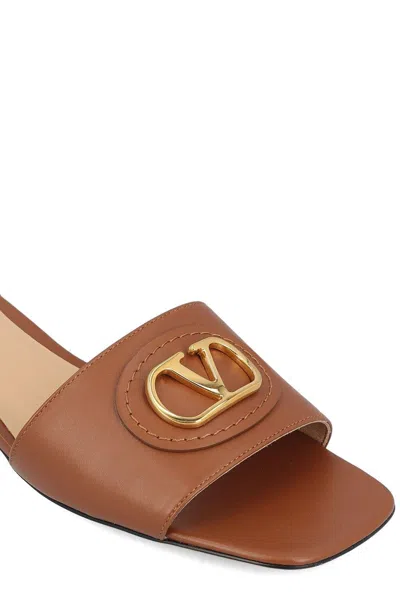 Valentino Garavani Valentino Vlogo Signature Leather Sandal In Neutral
