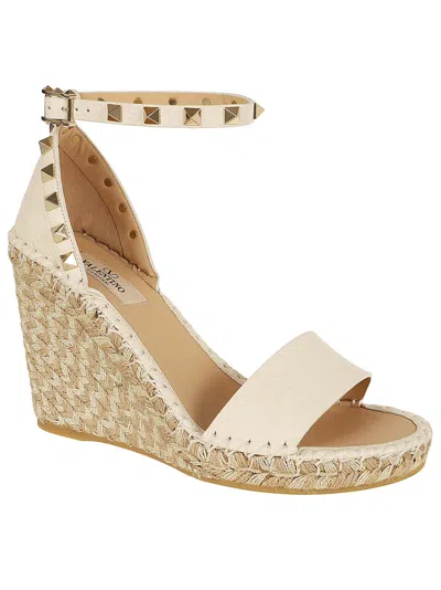 Valentino Garavani Garavani Rockstud Leather Espadrille Wedge Sandals In Saddle Brown Natural
