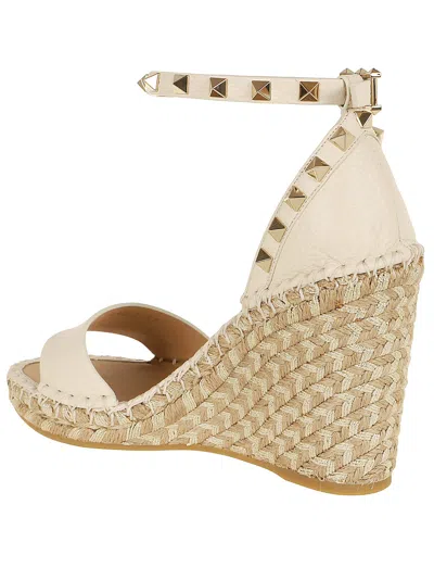 Valentino Garavani Garavani Rockstud Leather Espadrille Wedge Sandals In Saddle Brown Natural