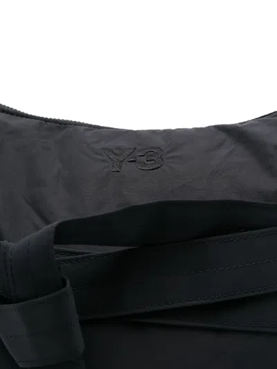 环绕式袢带单肩包