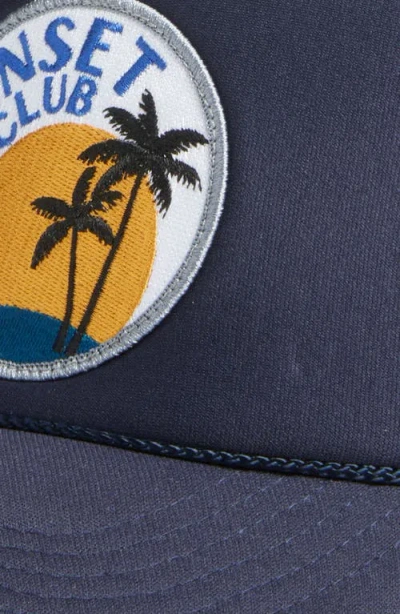 Friday Feelin ' Sunset Club Trucker Hat In Blue