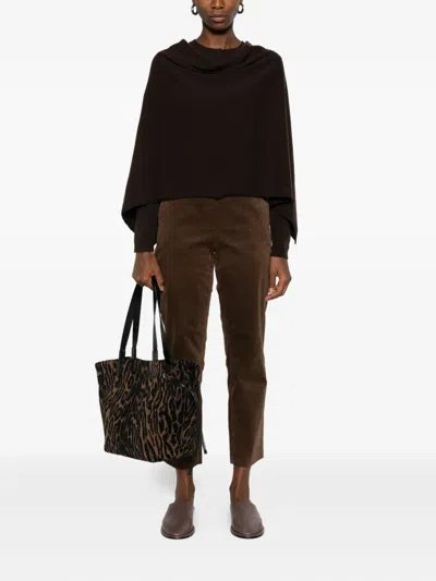 垂坠领羊绒斗篷