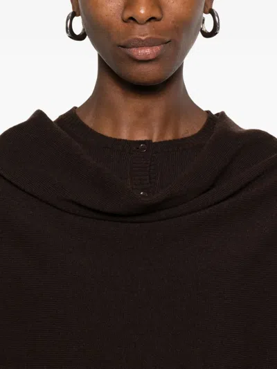 垂坠领羊绒斗篷