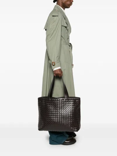 Bottega Veneta Men Borsa Con Logo In Brown