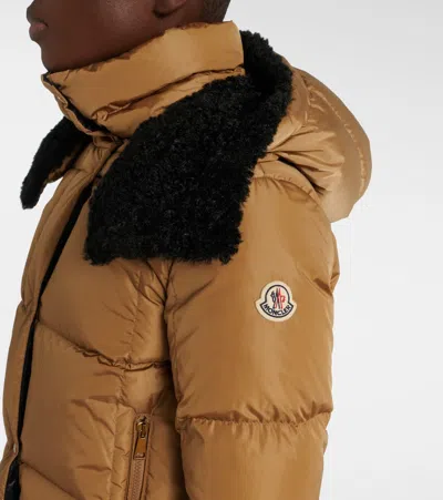 Moncler Piumino Corto Castelnou Con Cappuccio In Pile E Trapuntatura A Quadri In Brown