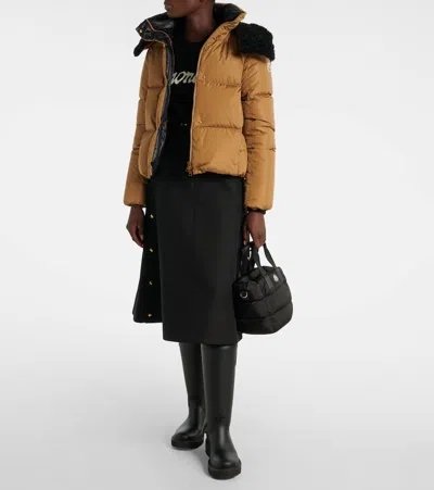 Moncler Piumino Corto Castelnou Con Cappuccio In Pile E Trapuntatura A Quadri In Brown