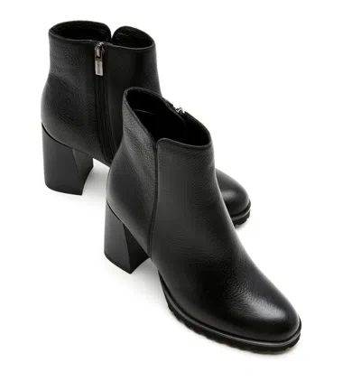 La Canadienne Maya Waterproof Leather Boot In Black