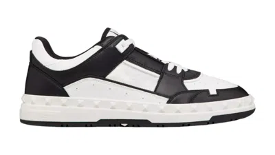Pre-owned Valentino Garavani Men's  Freedots Lowtop Sneakers In Calfskin In Black