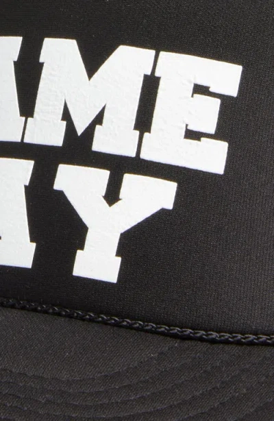 Friday Feelin ' Game Day Trucker Hat In Black