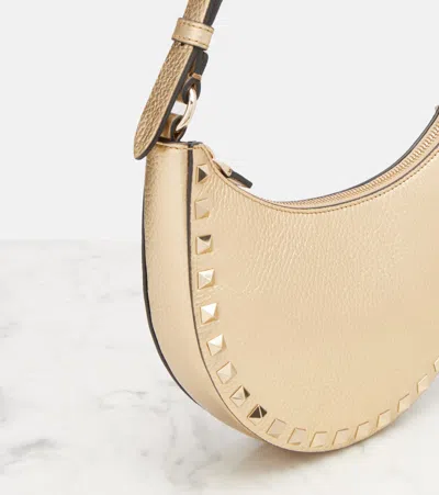 Valentino Garavani Kleine Crescent Schultertasche Mit Nieten In Gold