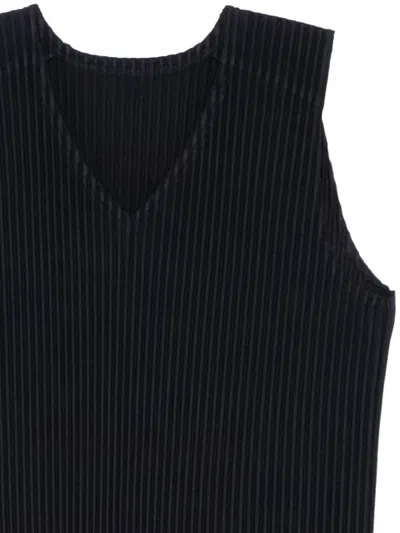 Issey Miyake Sleeveless Black Vest With V-neckline And Pleated Texture In Black