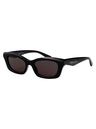 Alexander Mcqueen Geometric-frame Sunglasses In Black