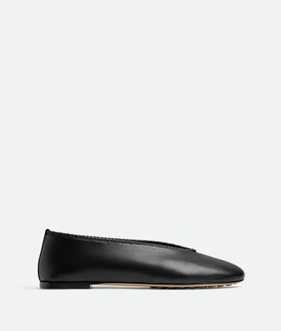 Bottega Veneta Sofia Glossed-leather Point-toe Ballet Flats In Black