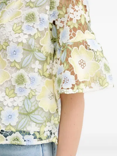 花卉钟形袖上衣