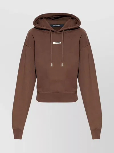 Jacquemus Le Hoodie Gros Grain Brown Cropped Hoodie With Drawstring Hood And Logo Patch On The Front In Cotton In Brown
