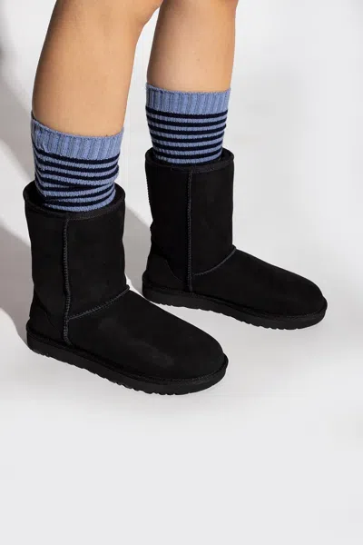 Ugg Classic Short Black Boots With Logo Patch On The Rear And Shearling Lining In Suede Woman In Black