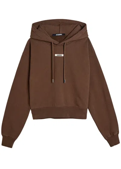 Jacquemus Le Hoodie Gros Grain Brown Cropped Hoodie With Drawstring Hood And Logo Patch On The Front In Cotton In Brown