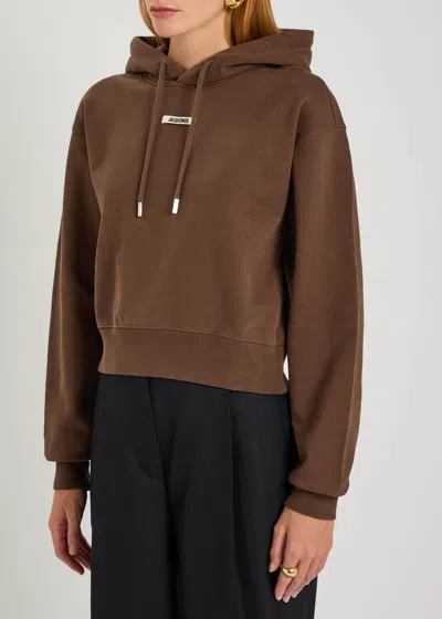 Jacquemus Le Hoodie Gros Grain Brown Cropped Hoodie With Drawstring Hood And Logo Patch On The Front In Cotton In Brown