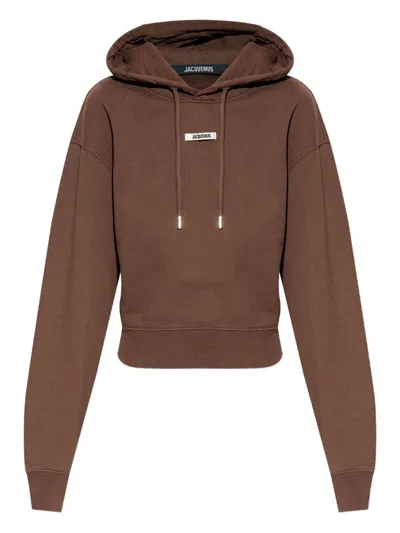 Jacquemus Le Hoodie Gros Grain Brown Cropped Hoodie With Drawstring Hood And Logo Patch On The Front In Cotton In Brown