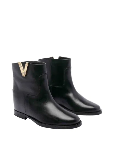 Via Roma 15 Black Leather Ankle Boot With Golden "v" Detail In Black
