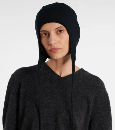 The Row Shiran Knitted Cashmere Hat In Black