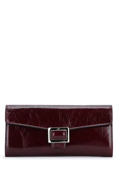Roger Vivier Glossy Chain Strap Wallet With Metal Buckle In Burgundy