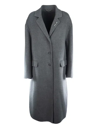 安全别针缀饰外套