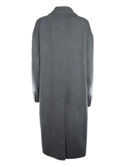 安全别针缀饰外套