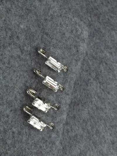 安全别针缀饰外套