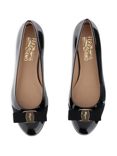 Ferragamo Varina Bow-embellished Patent-leather Ballet Flats In Black