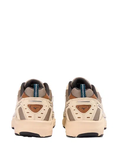 网眼面料拼接运动鞋